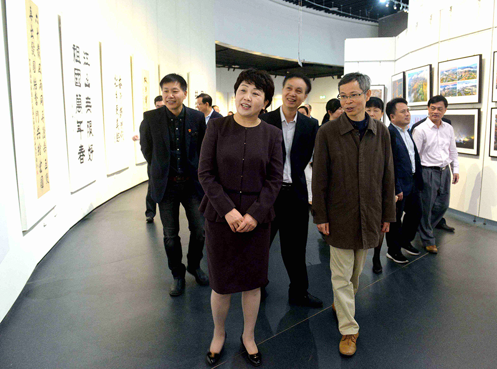 06,领导嘉宾参观展览.jpg