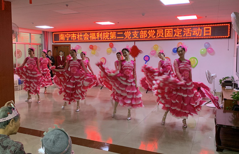 广西规划馆志愿者服务队到南宁市社会福利院进行慰问演出_副本.jpg