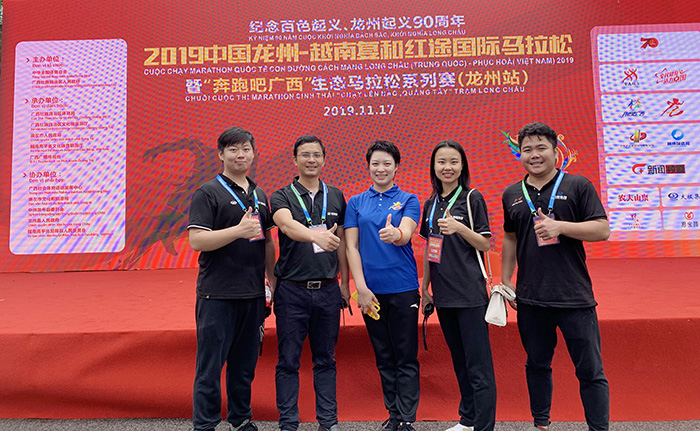 06.南国体投工作人员在龙州站火炬传递合影.jpg
